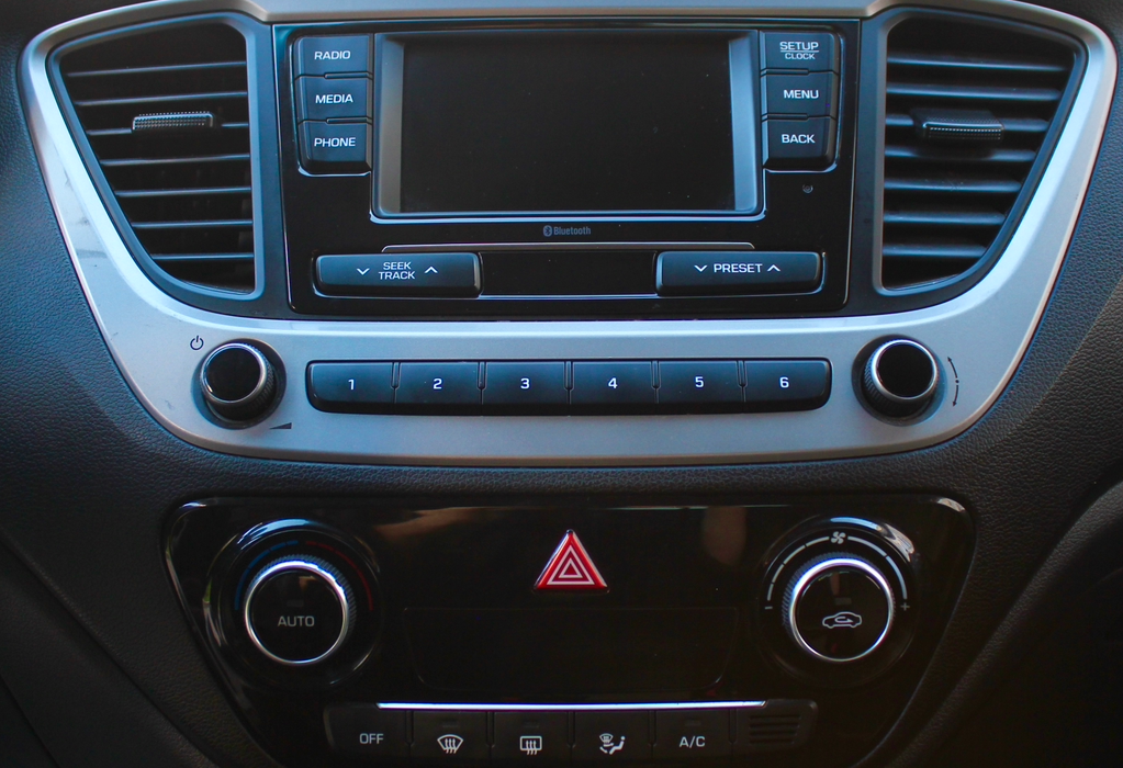 Аренда hyundai solaris эконом класса 2017 года в городе Москва Славянский бульвар от 2800 руб./сутки, передний привод, двигатель: бензин, объем 1.6 литров, без водителя, недорого, вид 4 - RentRide