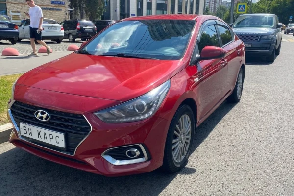 Прокат авто hyundai solaris эконом класса 2017 года в городе Москва Славянский бульвар от 3400 руб./сутки, передний привод, двигатель: бензин, объем 1.6 литров, без водителя, недорого - RentRide