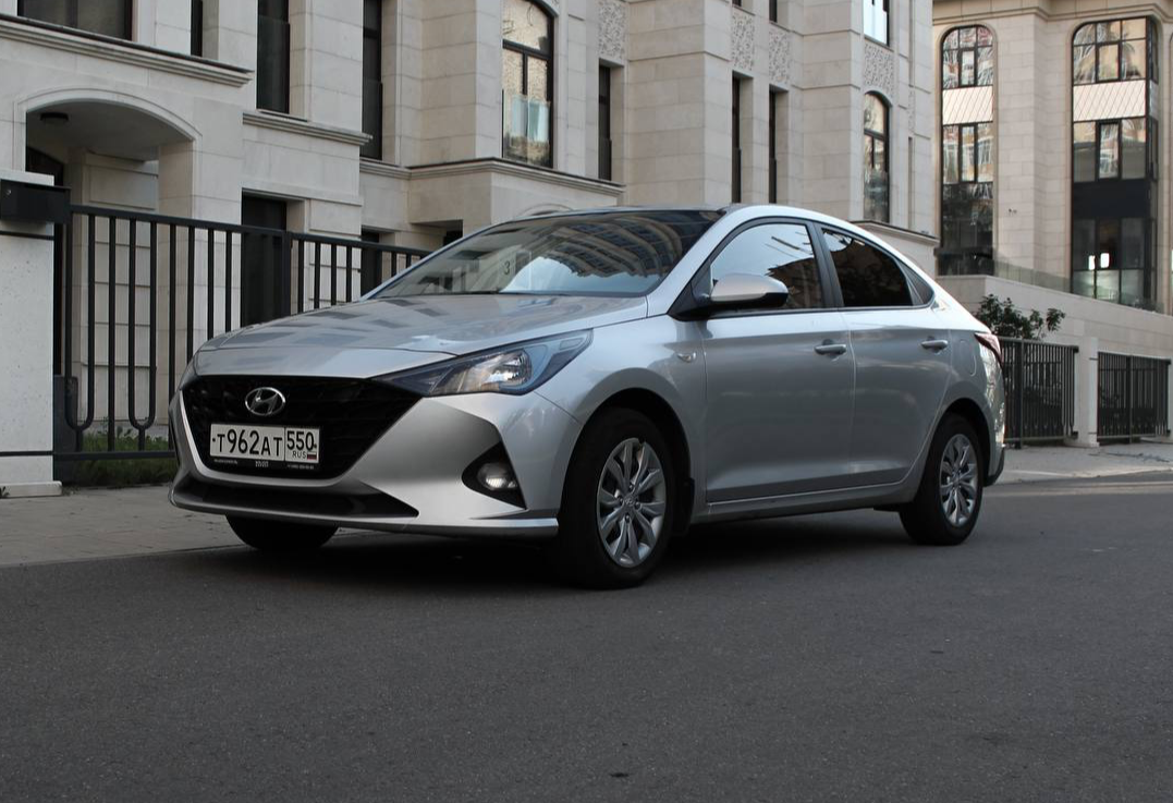 Аренда hyundai solaris стандарт класса 2021 года в городе Москва Славянский бульвар от 3700 руб./сутки, передний привод, двигатель: бензин, объем 1.6 литров, ОСАГО (Впишу в полис), без водителя, недорого - RentRide