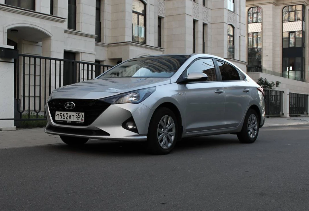 Аренда hyundai solaris стандарт класса 2021 года в городе Москва Славянский бульвар от 3700 руб./сутки, передний привод, двигатель: бензин, объем 1.6 литров, ОСАГО (Впишу в полис), без водителя, недорого - RentRide