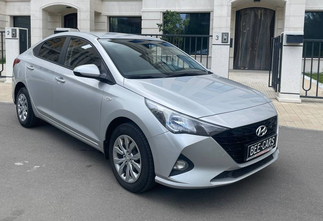 Аренда hyundai solaris эконом класса 2021 года в городе Москва Славянский бульвар от 3400 руб./сутки, передний привод, двигатель: бензин, объем 1.6 литров, ОСАГО (Впишу в полис), без водителя, недорого, вид 2 - RentRide