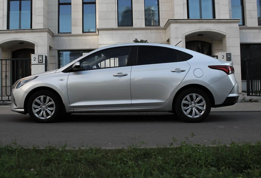 Аренда hyundai solaris стандарт класса 2021 года в городе Москва Славянский бульвар от 3700 руб./сутки, передний привод, двигатель: бензин, объем 1.6 литров, ОСАГО (Впишу в полис), без водителя, недорого, вид 2 - RentRide