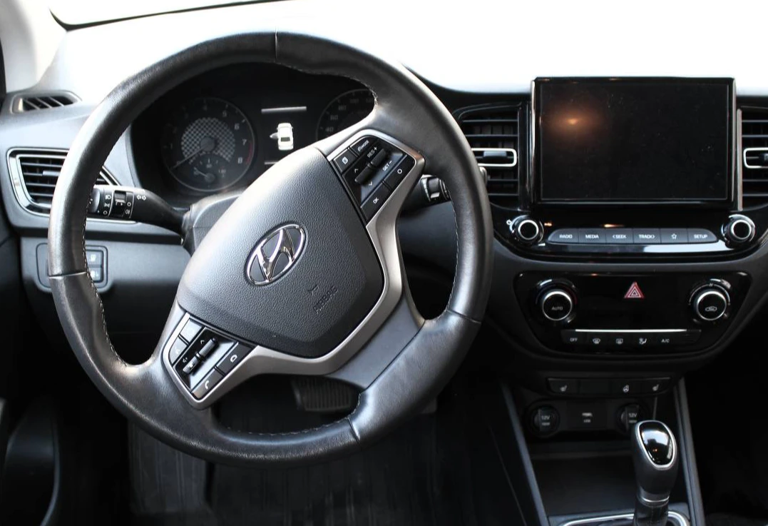 Аренда hyundai solaris стандарт класса 2021 года в городе Москва Славянский бульвар от 3700 руб./сутки, передний привод, двигатель: бензин, объем 1.6 литров, ОСАГО (Впишу в полис), без водителя, недорого, вид 3 - RentRide