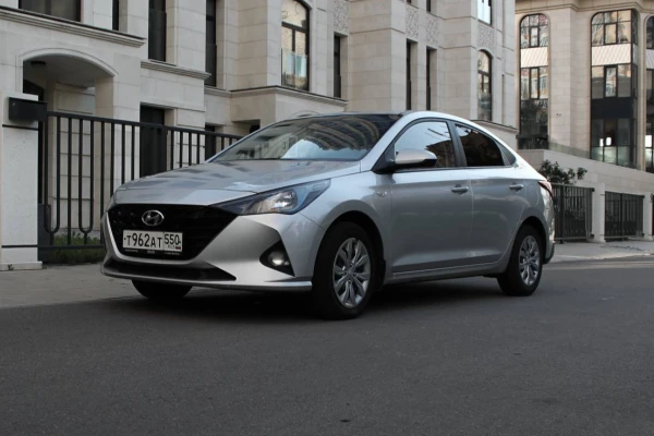 Прокат авто hyundai solaris стандарт класса 2021 года в городе Москва Славянский бульвар от 3700 руб./сутки, передний привод, двигатель: бензин, объем 1.6 литров, ОСАГО (Впишу в полис), без водителя, недорого - RentRide