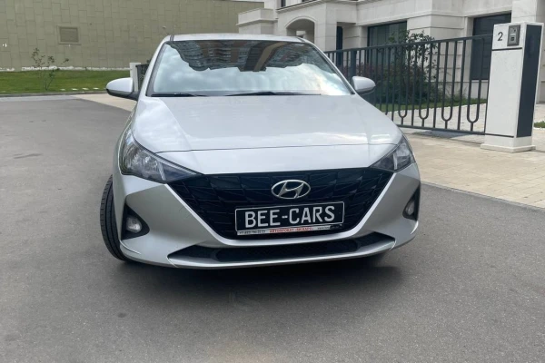 Прокат авто hyundai solaris эконом класса 2021 года в городе Москва Славянский бульвар от 3400 руб./сутки, передний привод, двигатель: бензин, объем 1.6 литров, ОСАГО (Впишу в полис), без водителя, недорого - RentRide