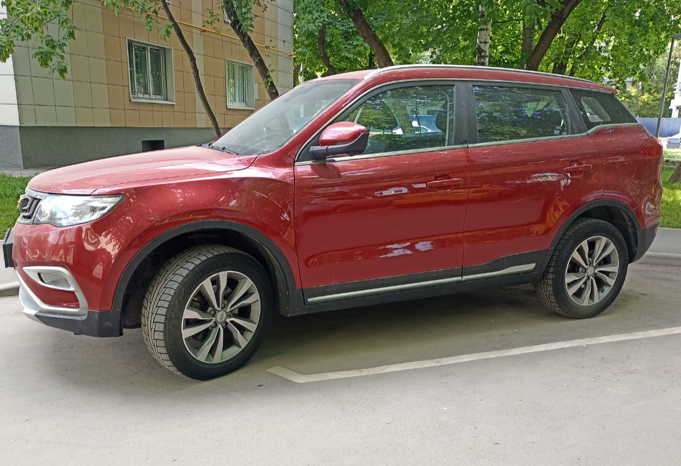 Аренда geely atlas-pro стандарт класса 2020 года в городе Москва Коломенская от 4200 руб./сутки, полный привод, двигатель: бензин, объем 1.5 литров, ОСАГО (Мультидрайв), без водителя, недорого - RentRide