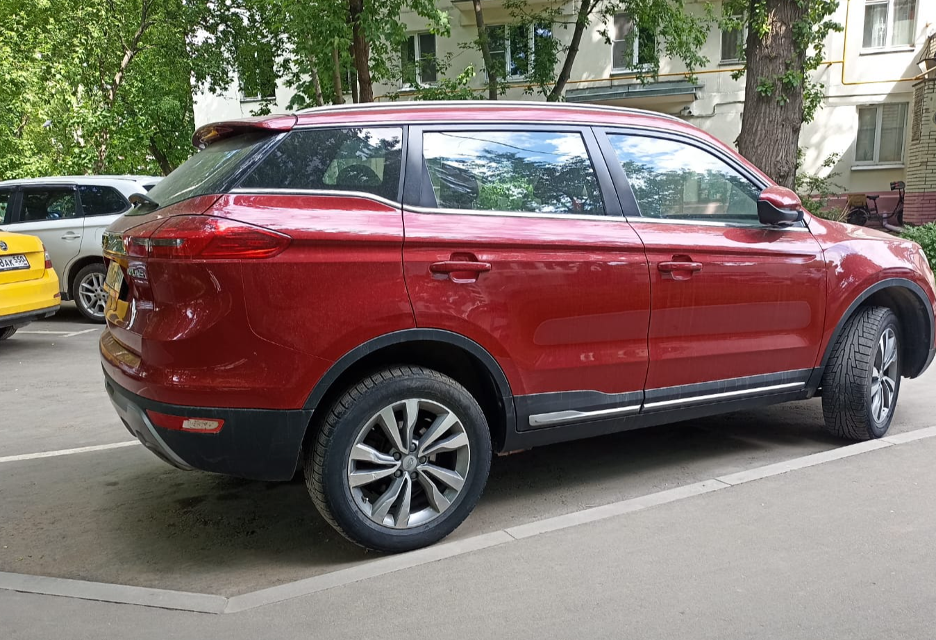 Аренда geely atlas-pro стандарт класса 2020 года в городе Москва Коломенская от 4200 руб./сутки, полный привод, двигатель: бензин, объем 1.5 литров, ОСАГО (Мультидрайв), без водителя, недорого, вид 2 - RentRide