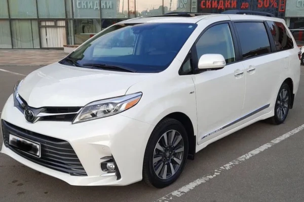 Прокат авто toyota sienna 2018 года в городе Москва Волоколамская от 5600 руб./сутки, полный привод, двигатель: бензин, объем 3.5 литров, ОСАГО (Мультидрайв), без водителя, недорого - RentRide