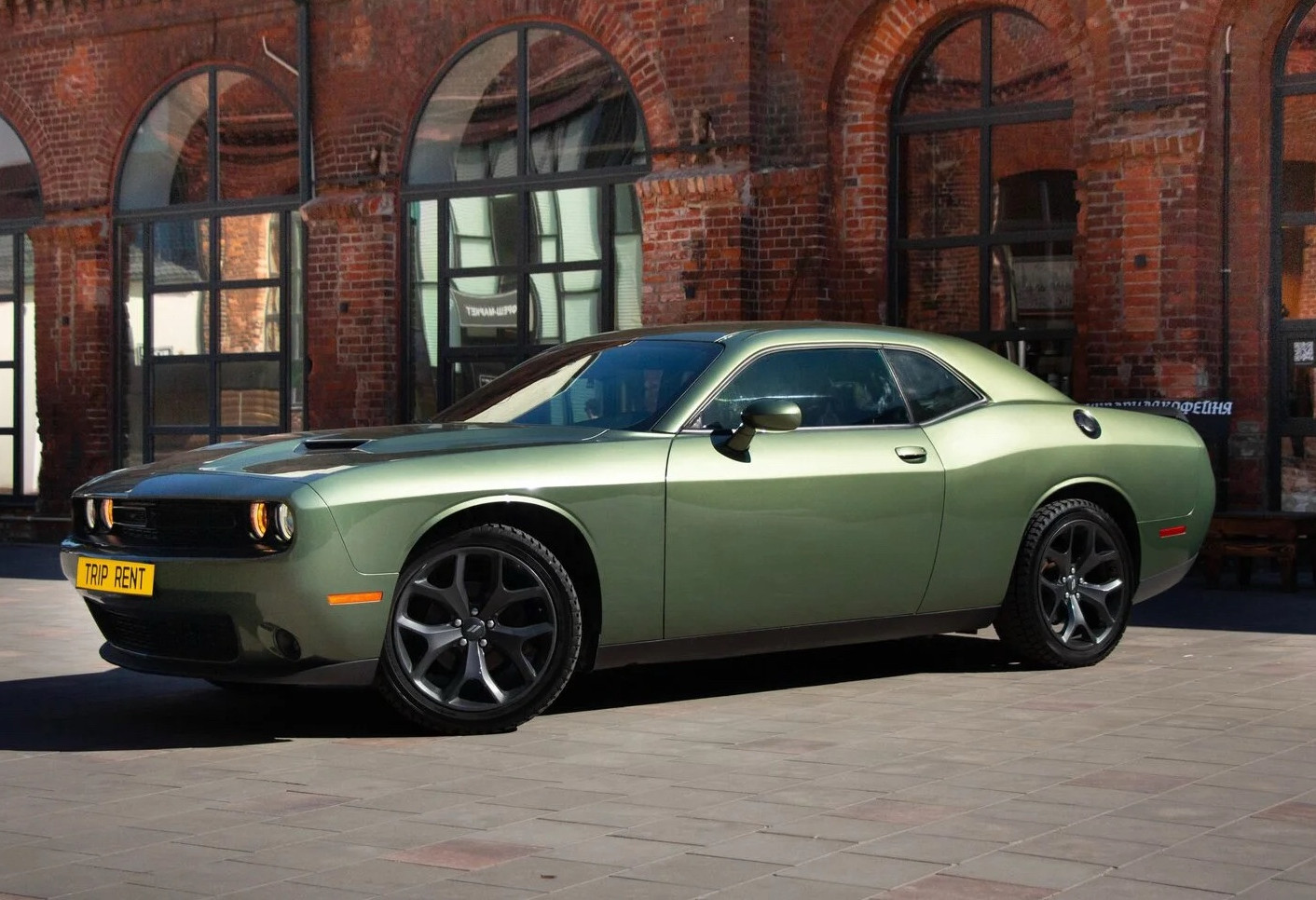 Аренда dodge challenger премиум класса 2020 года в городе Москва от 11192 руб./сутки, передний привод, двигатель: бензин, объем 3.6 литров, ОСАГО (Впишу в полис), без водителя, недорого - RentRide