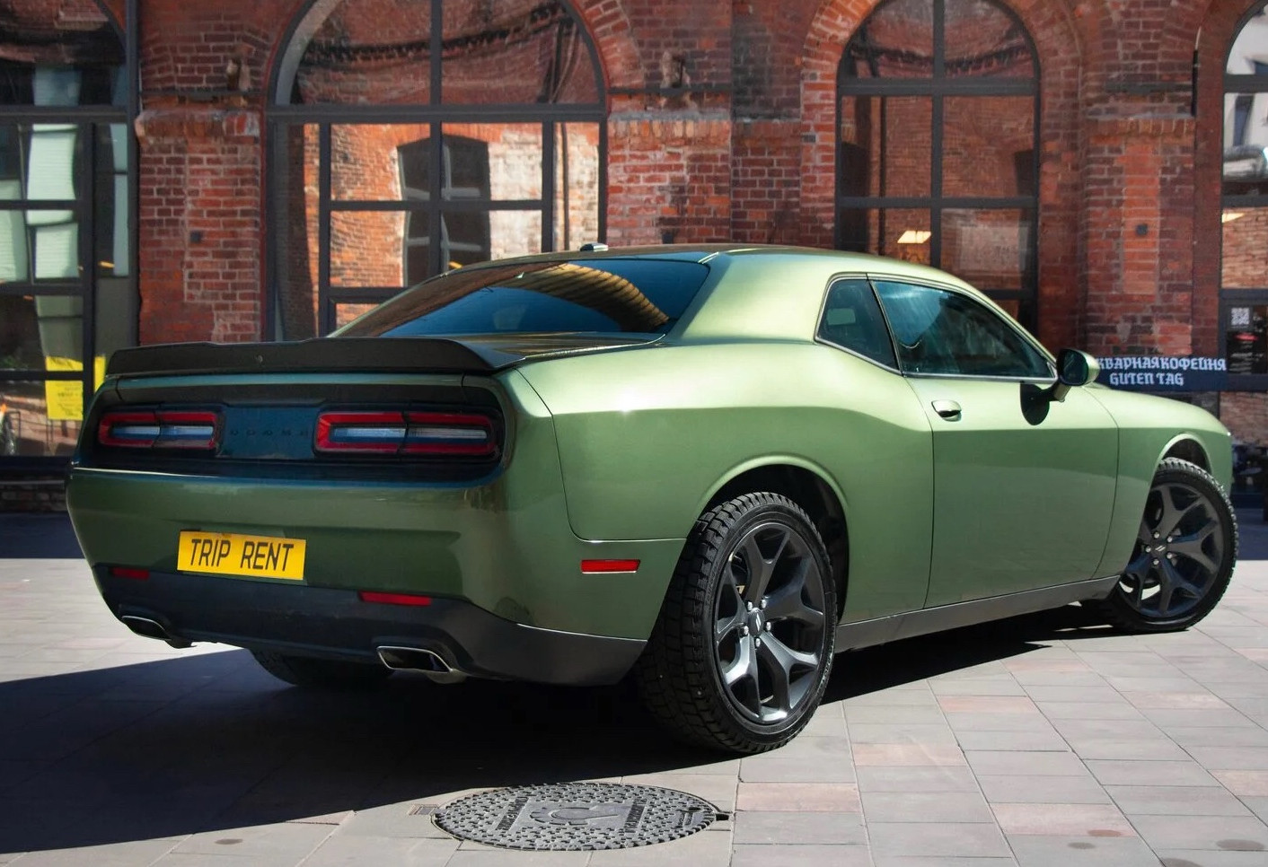 Аренда dodge challenger премиум класса 2020 года в городе Москва от 11192 руб./сутки, передний привод, двигатель: бензин, объем 3.6 литров, ОСАГО (Впишу в полис), без водителя, недорого, вид 7 - RentRide