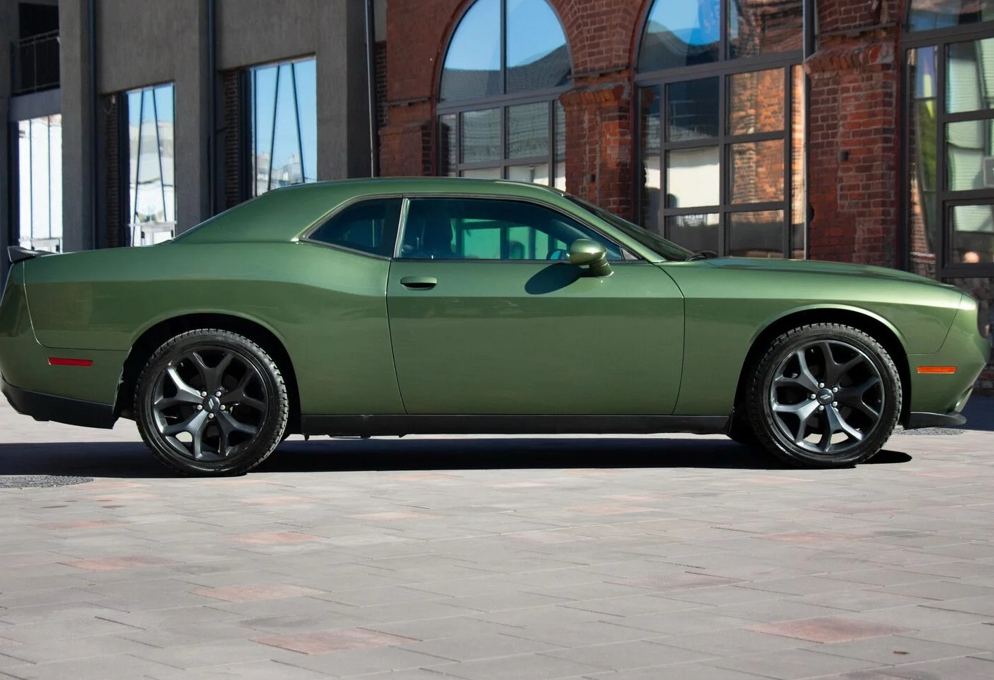 Аренда dodge challenger премиум класса 2020 года в городе Москва от 11192 руб./сутки, передний привод, двигатель: бензин, объем 3.6 литров, ОСАГО (Впишу в полис), без водителя, недорого, вид 3 - RentRide