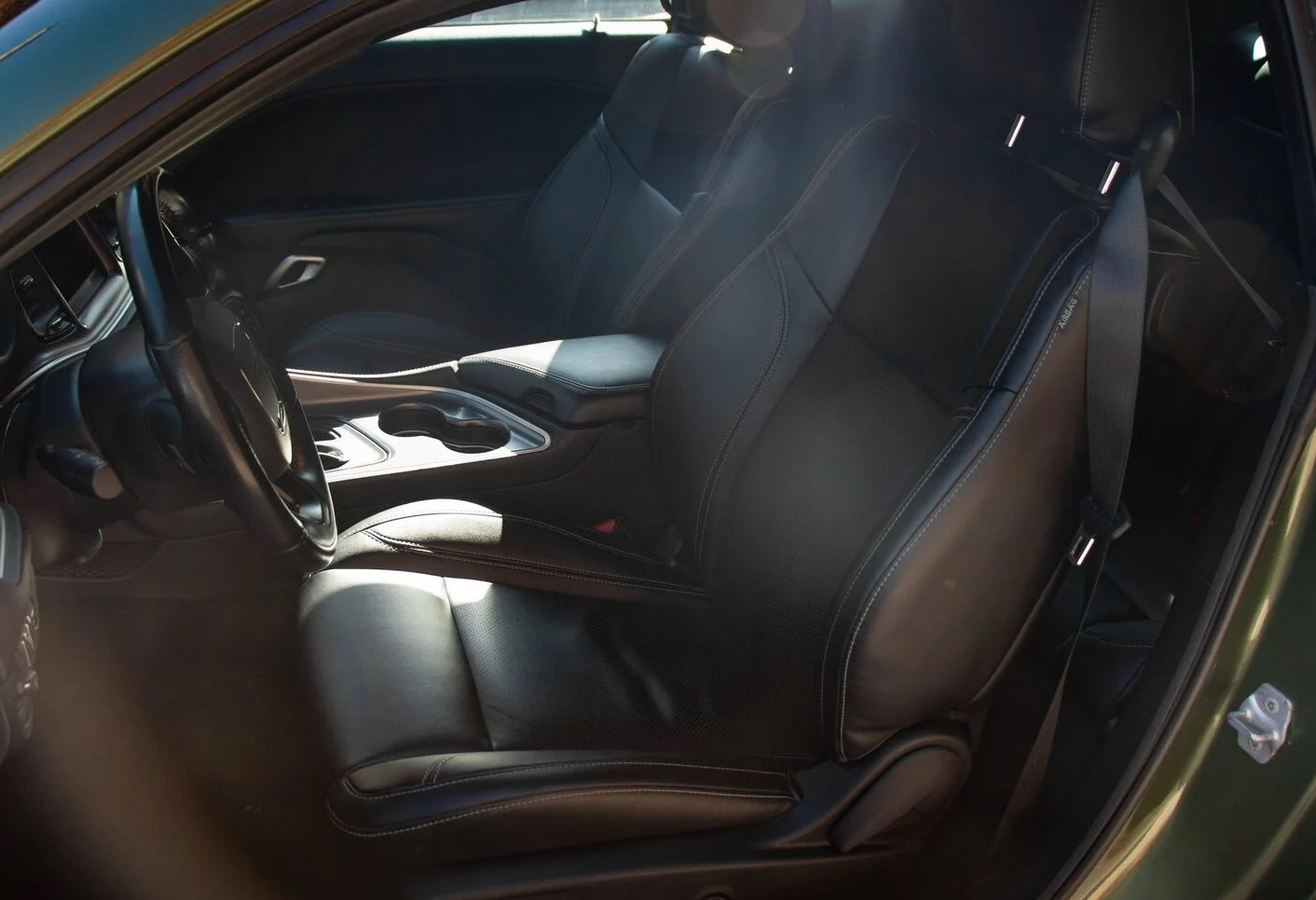 Аренда dodge challenger премиум класса 2020 года в городе Москва от 11192 руб./сутки, передний привод, двигатель: бензин, объем 3.6 литров, ОСАГО (Впишу в полис), без водителя, недорого, вид 4 - RentRide