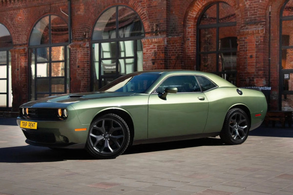 Прокат авто dodge challenger премиум класса 2020 года в городе Калининград от 11192 руб./сутки, передний привод, двигатель: бензин, объем 3.6 литров, ОСАГО (Впишу в полис), без водителя, недорого - RentRide