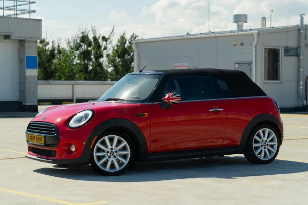 Прокат авто mini cabrio бизнес класса 2018 года в городе Калининград от 7192 руб./сутки, передний привод, двигатель: бензин, объем 1.5 литров, ОСАГО (Впишу в полис), без водителя, недорого - RentRide