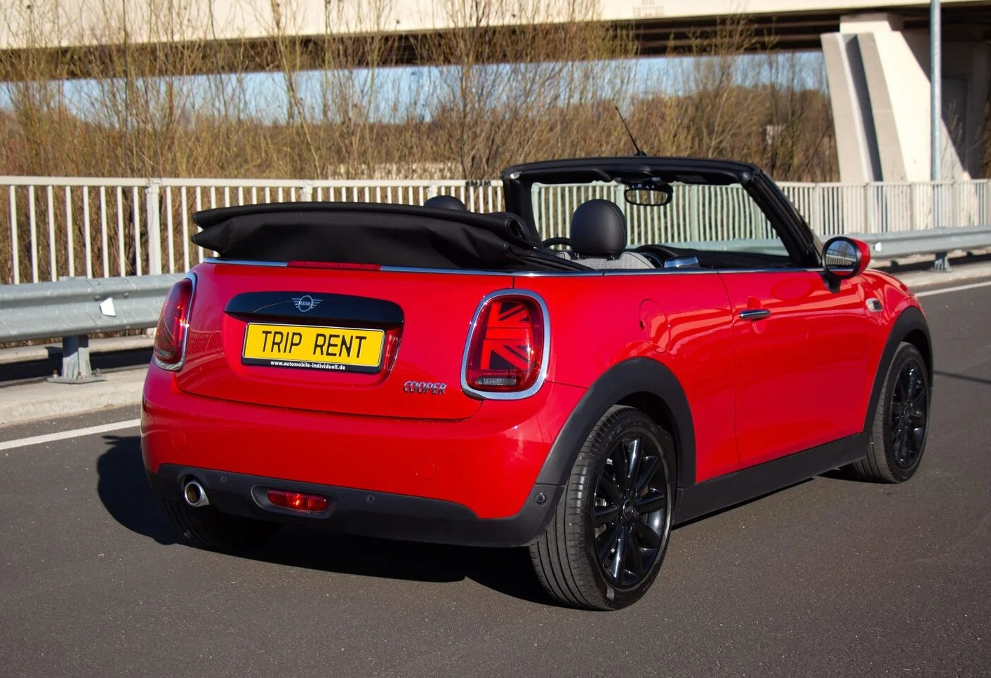 Аренда mini cabrio комфорт класса 2020 года в городе Москва от 7992 руб./сутки, передний привод, двигатель: бензин, объем 1.5 литров, ОСАГО (Впишу в полис), без водителя, недорого, вид 5 - RentRide