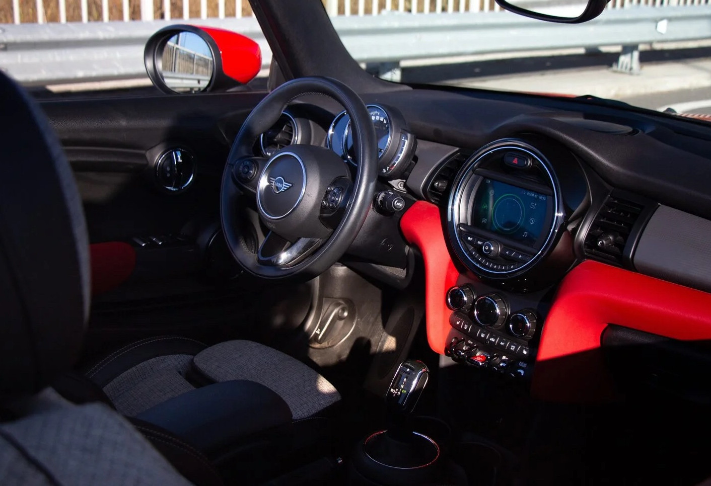Аренда mini cabrio комфорт класса 2020 года в городе Москва от 7992 руб./сутки, передний привод, двигатель: бензин, объем 1.5 литров, ОСАГО (Впишу в полис), без водителя, недорого, вид 4 - RentRide