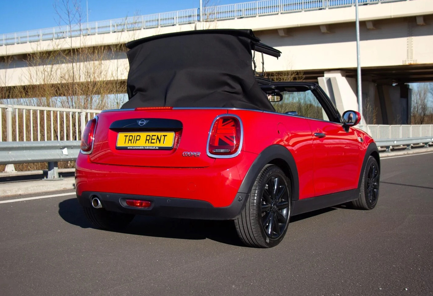 Аренда mini cabrio комфорт класса 2020 года в городе Москва от 7992 руб./сутки, передний привод, двигатель: бензин, объем 1.5 литров, ОСАГО (Впишу в полис), без водителя, недорого, вид 6 - RentRide