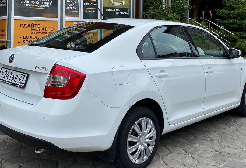 Аренда skoda rapid эконом класса 2016 года в городе Москва от 3120 руб./сутки, передний привод, двигатель: бензин, объем 1.6 литров, каско (Мультидрайв), ОСАГО (Мультидрайв), без водителя, недорого, вид 3 - RentRide