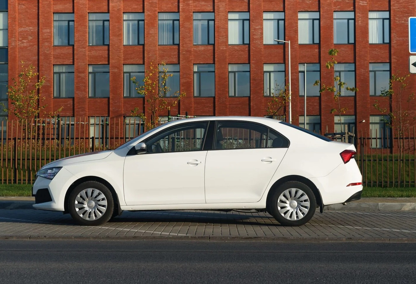 Аренда skoda rapid эконом класса 2020 года в городе Москва от 2792 руб./сутки, передний привод, двигатель: бензин, объем 1.6 литров, ОСАГО (Мультидрайв), без водителя, недорого, вид 3 - RentRide