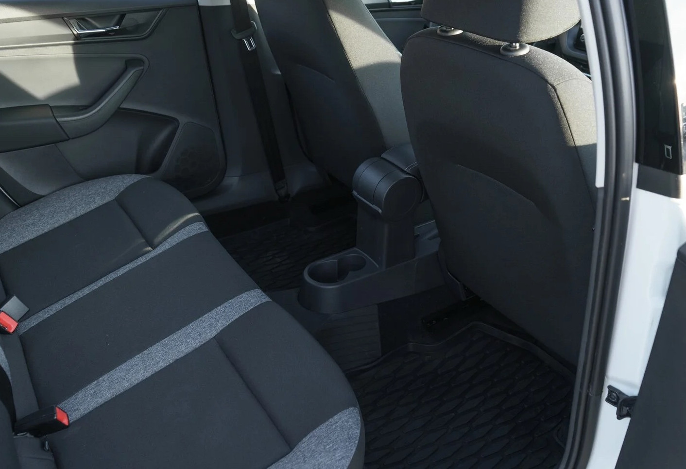 Аренда skoda rapid эконом класса 2020 года в городе Москва от 2792 руб./сутки, передний привод, двигатель: бензин, объем 1.6 литров, ОСАГО (Мультидрайв), без водителя, недорого, вид 6 - RentRide