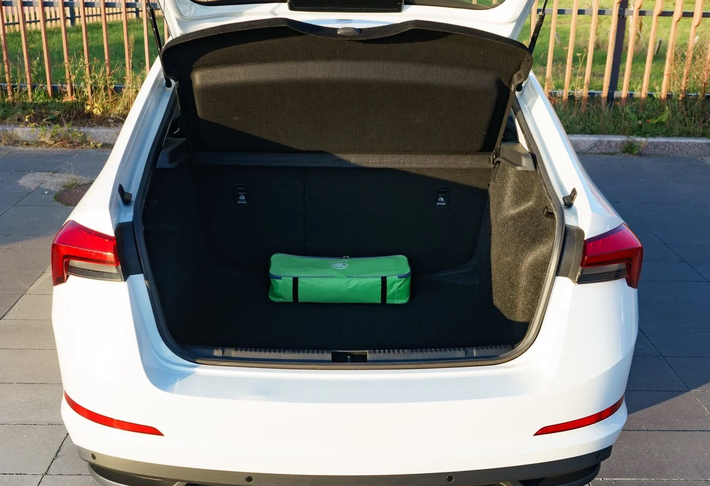 Аренда skoda rapid эконом класса 2020 года в городе Москва от 2792 руб./сутки, передний привод, двигатель: бензин, объем 1.6 литров, ОСАГО (Мультидрайв), без водителя, недорого, вид 7 - RentRide