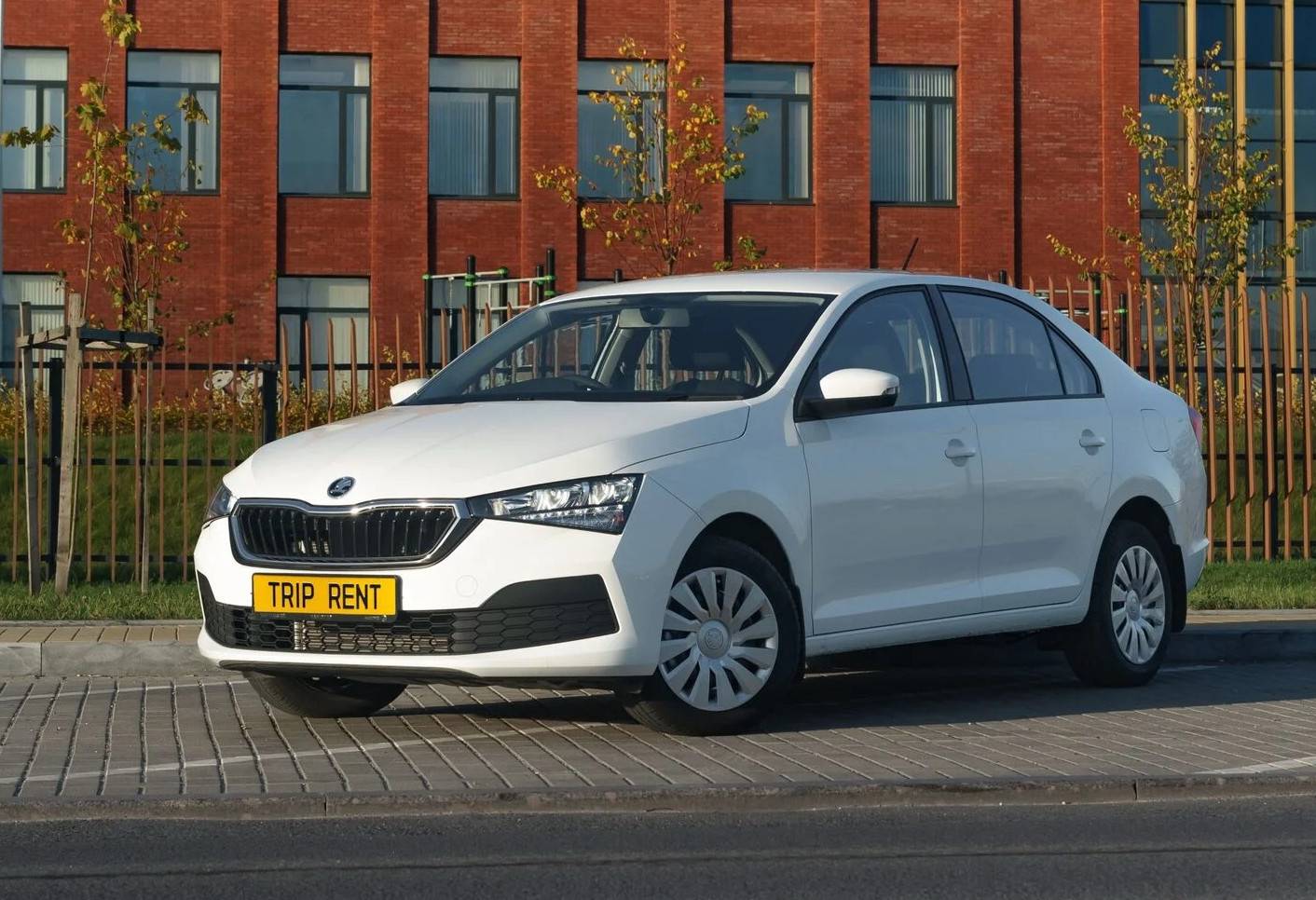 Аренда skoda rapid эконом класса 2020 года в городе Москва от 2792 руб./сутки, передний привод, двигатель: бензин, объем 1.6 литров, ОСАГО (Мультидрайв), без водителя, недорого - RentRide