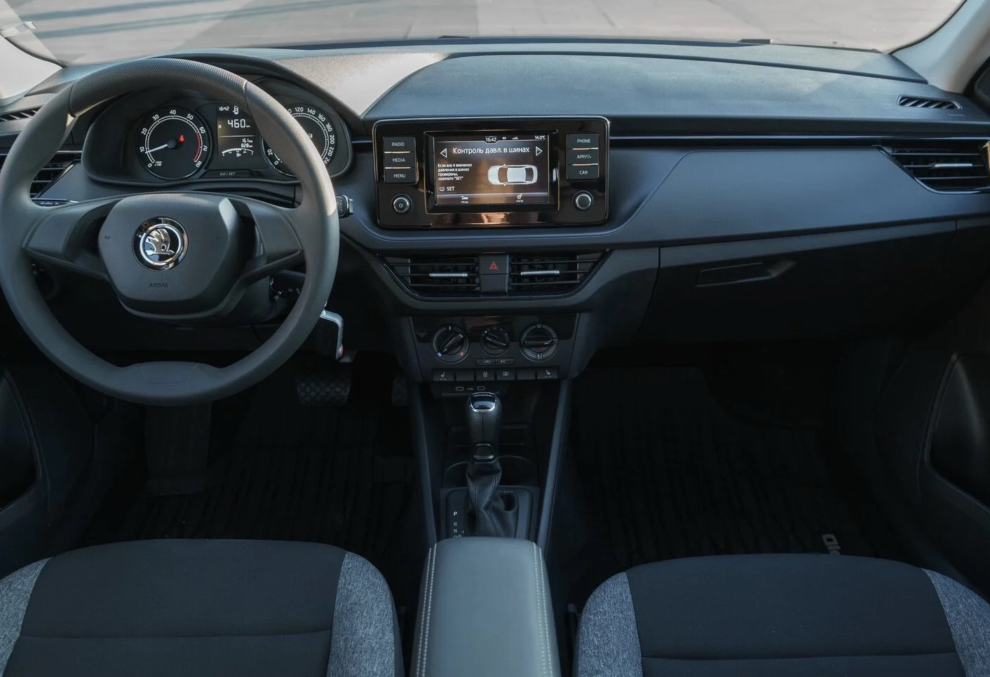 Аренда skoda rapid эконом класса 2020 года в городе Москва от 2792 руб./сутки, передний привод, двигатель: бензин, объем 1.6 литров, ОСАГО (Мультидрайв), без водителя, недорого, вид 5 - RentRide