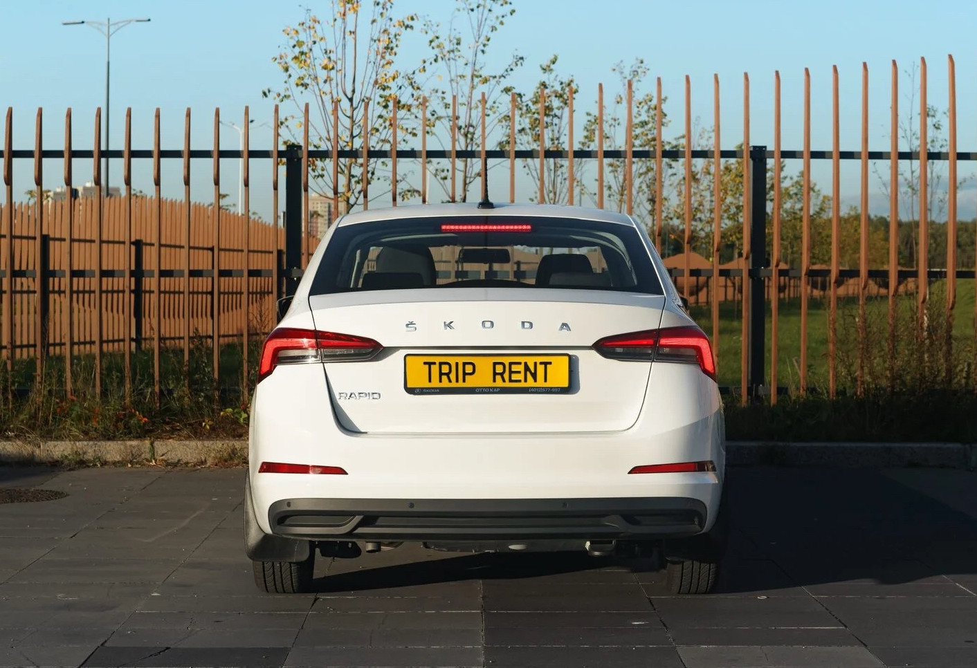 Аренда skoda rapid эконом класса 2020 года в городе Москва от 2792 руб./сутки, передний привод, двигатель: бензин, объем 1.6 литров, ОСАГО (Мультидрайв), без водителя, недорого, вид 8 - RentRide