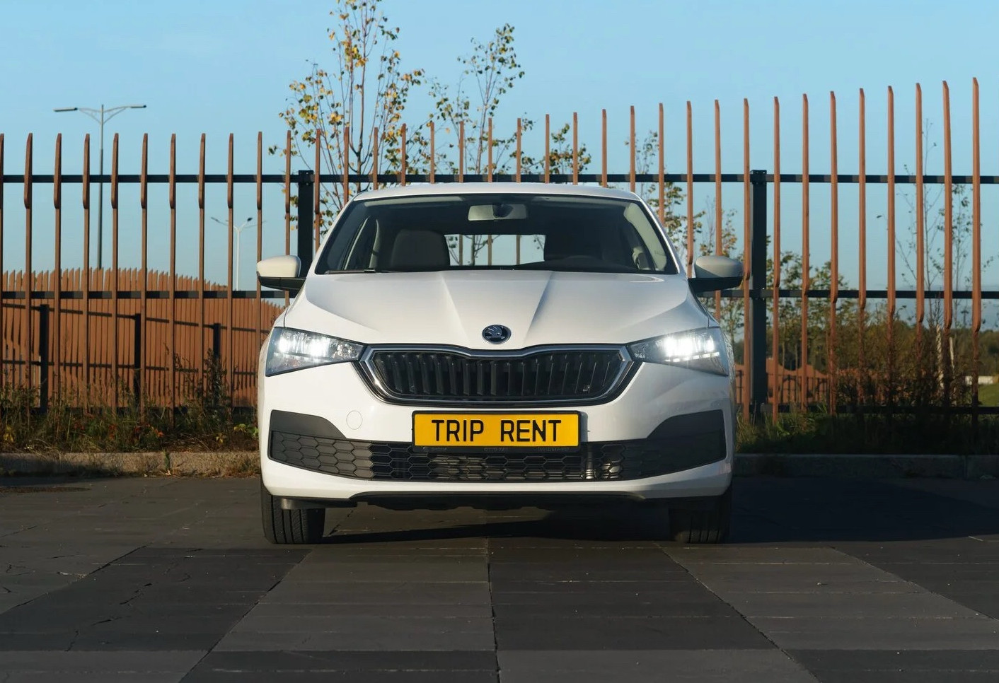 Аренда skoda rapid эконом класса 2020 года в городе Москва от 2792 руб./сутки, передний привод, двигатель: бензин, объем 1.6 литров, ОСАГО (Мультидрайв), без водителя, недорого, вид 2 - RentRide