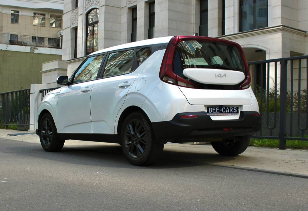 Аренда kia soul эконом класса 2021 года в городе Москва Матвеевское от 2800 руб./сутки, передний привод, двигатель: бензин, объем 1.6 литров, каско (Мультидрайв), ОСАГО (Мультидрайв), без водителя, недорого, вид 4 - RentRide