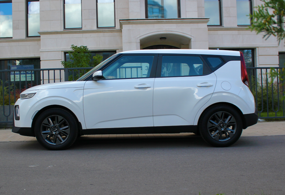 Аренда kia soul эконом класса 2021 года в городе Москва Матвеевское от 2800 руб./сутки, передний привод, двигатель: бензин, объем 1.6 литров, каско (Мультидрайв), ОСАГО (Мультидрайв), без водителя, недорого, вид 2 - RentRide