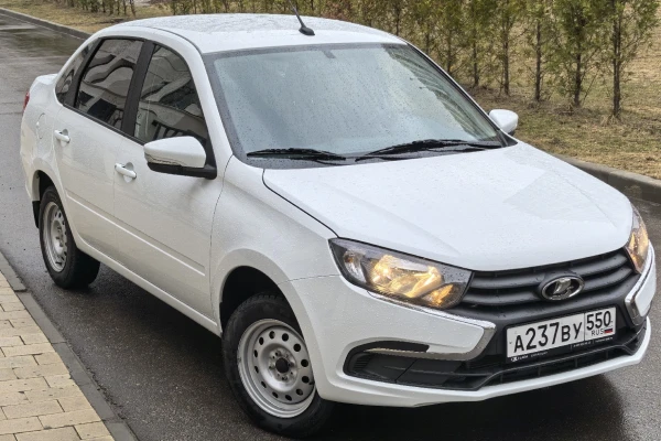 Прокат авто lada granta эконом класса 2024 года в городе Москва Матвеевское от 2300 руб./сутки, передний привод, двигатель: бензин, объем 1.6 литров, каско (Мультидрайв), ОСАГО (Мультидрайв), без водителя, недорого - RentRide