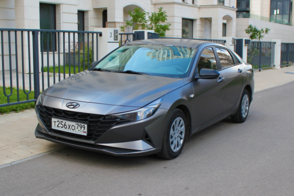 Прокат авто hyundai elantra стандарт класса 2021 года в городе Москва Матвеевское от 3800 руб./сутки, передний привод, двигатель: бензин, объем 1.6 литров, каско (Мультидрайв), ОСАГО (Мультидрайв), без водителя, недорого - RentRide