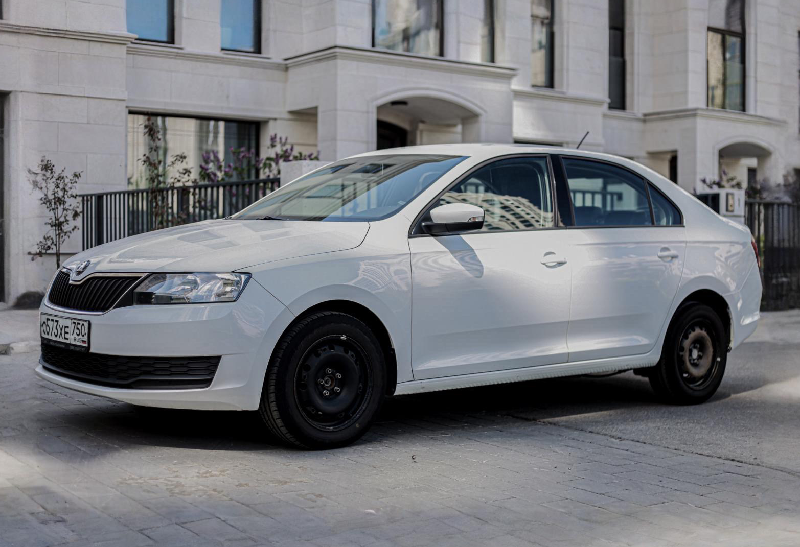 Аренда skoda rapid стандарт класса 2019 года в городе Москва Матвеевское от 3900 руб./сутки, передний привод, двигатель: бензин, объем 1.6 литров, каско (Мультидрайв), ОСАГО (Мультидрайв), без водителя, недорого - RentRide