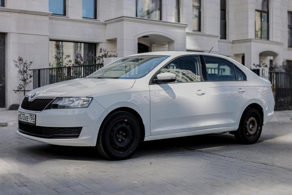 Прокат авто skoda rapid эконом класса 2019 года в городе Москва Матвеевское от 3500 руб./сутки, передний привод, двигатель: бензин, объем 1.6 литров, каско (Мультидрайв), ОСАГО (Мультидрайв), без водителя, недорого - RentRide