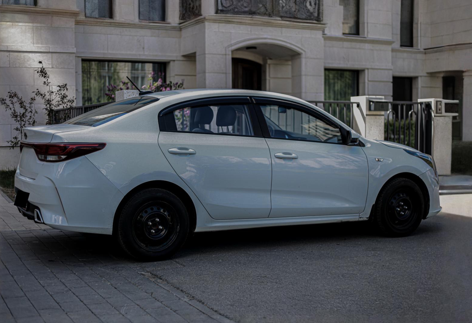 Аренда kia rio стандарт класса 2020 года в городе Москва Матвеевское от 3900 руб./сутки, передний привод, двигатель: бензин, объем 1.6 литров, каско (Мультидрайв), ОСАГО (Мультидрайв), без водителя, недорого, вид 2 - RentRide