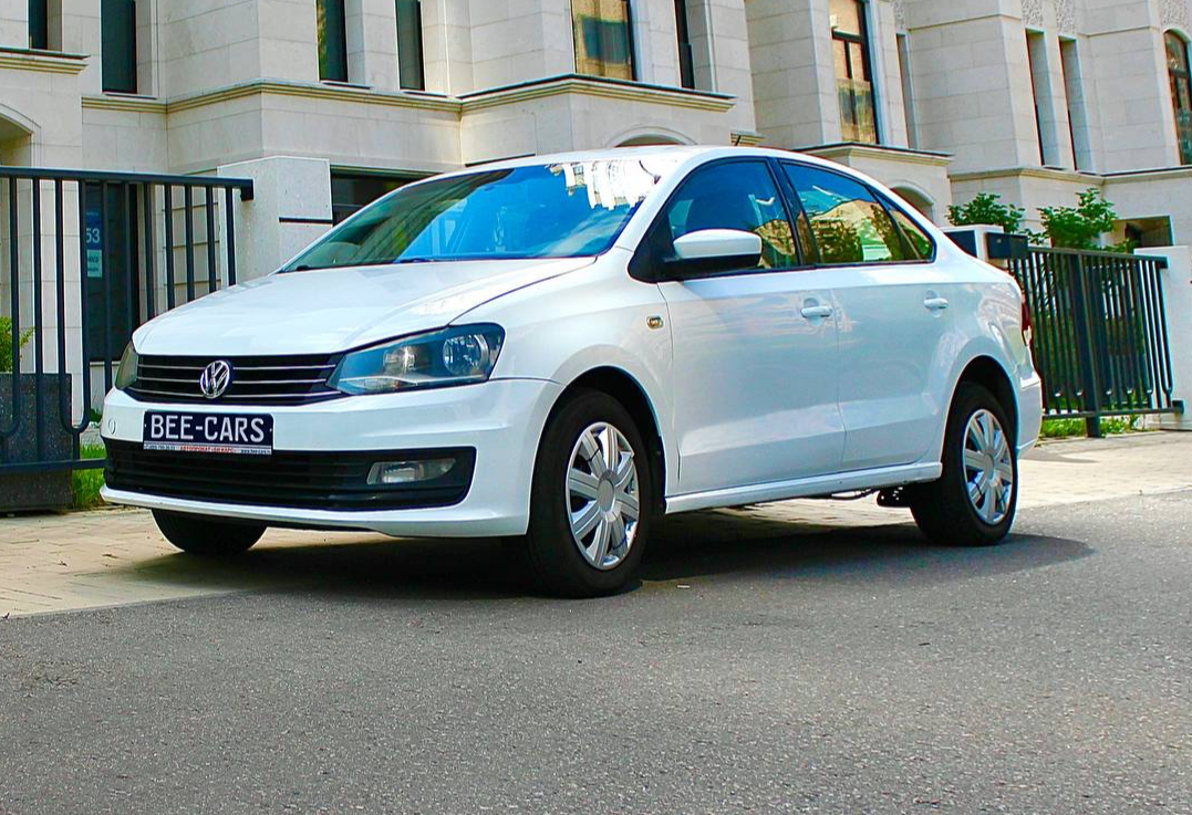 Аренда volkswagen polo эконом класса 2018 года в городе Москва Матвеевское от 2700 руб./сутки, передний привод, двигатель: бензин, объем 1.6 литров, каско (Мультидрайв), ОСАГО (Мультидрайв), без водителя, недорого - RentRide