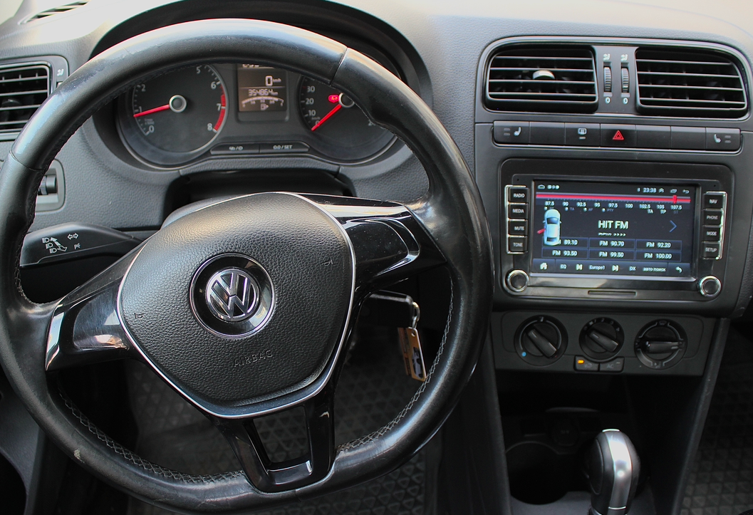 Аренда volkswagen polo эконом класса 2018 года в городе Москва Матвеевское от 2700 руб./сутки, передний привод, двигатель: бензин, объем 1.6 литров, каско (Мультидрайв), ОСАГО (Мультидрайв), без водителя, недорого, вид 3 - RentRide