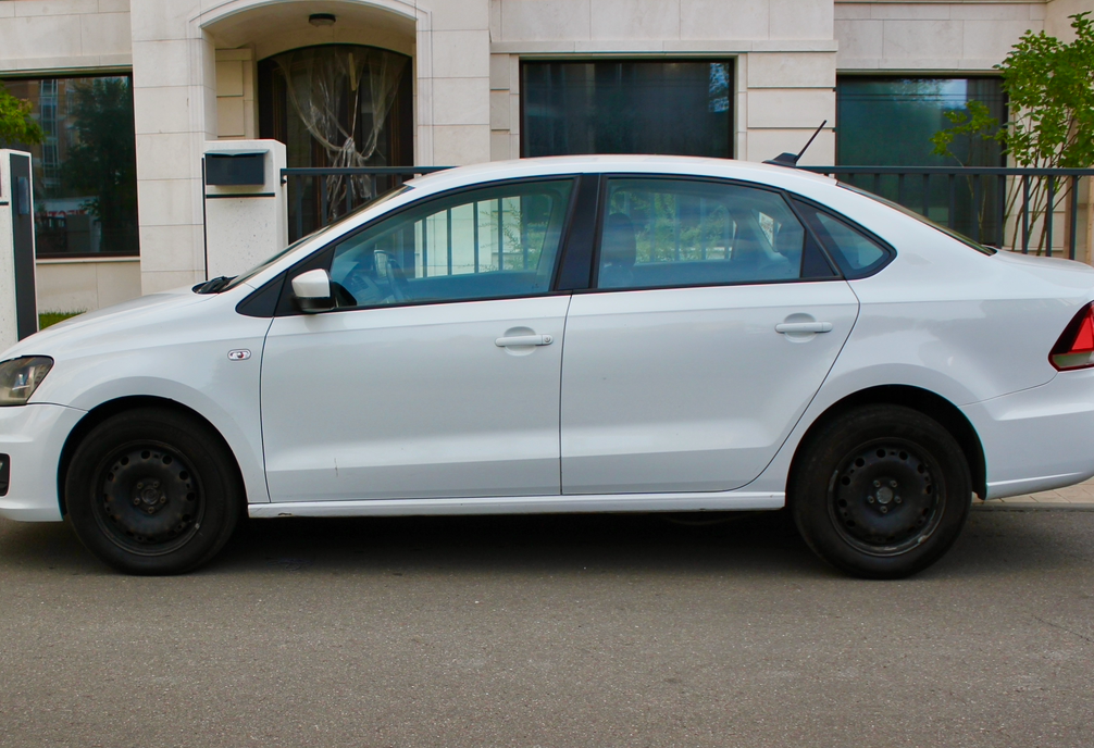 Аренда volkswagen polo эконом класса 2018 года в городе Москва Матвеевское от 2700 руб./сутки, передний привод, двигатель: бензин, объем 1.6 литров, каско (Мультидрайв), ОСАГО (Мультидрайв), без водителя, недорого, вид 2 - RentRide