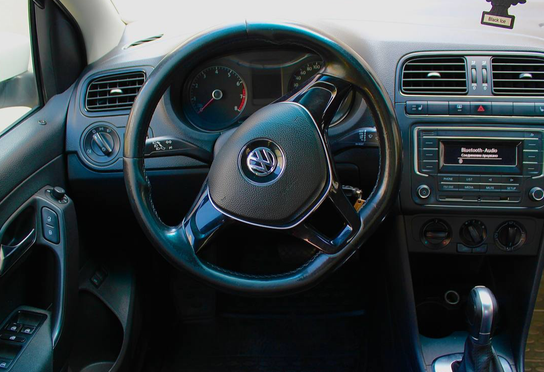 Аренда volkswagen polo эконом класса 2018 года в городе Москва Матвеевское от 2700 руб./сутки, передний привод, двигатель: бензин, объем 1.6 литров, каско (Мультидрайв), ОСАГО (Мультидрайв), без водителя, недорого, вид 4 - RentRide