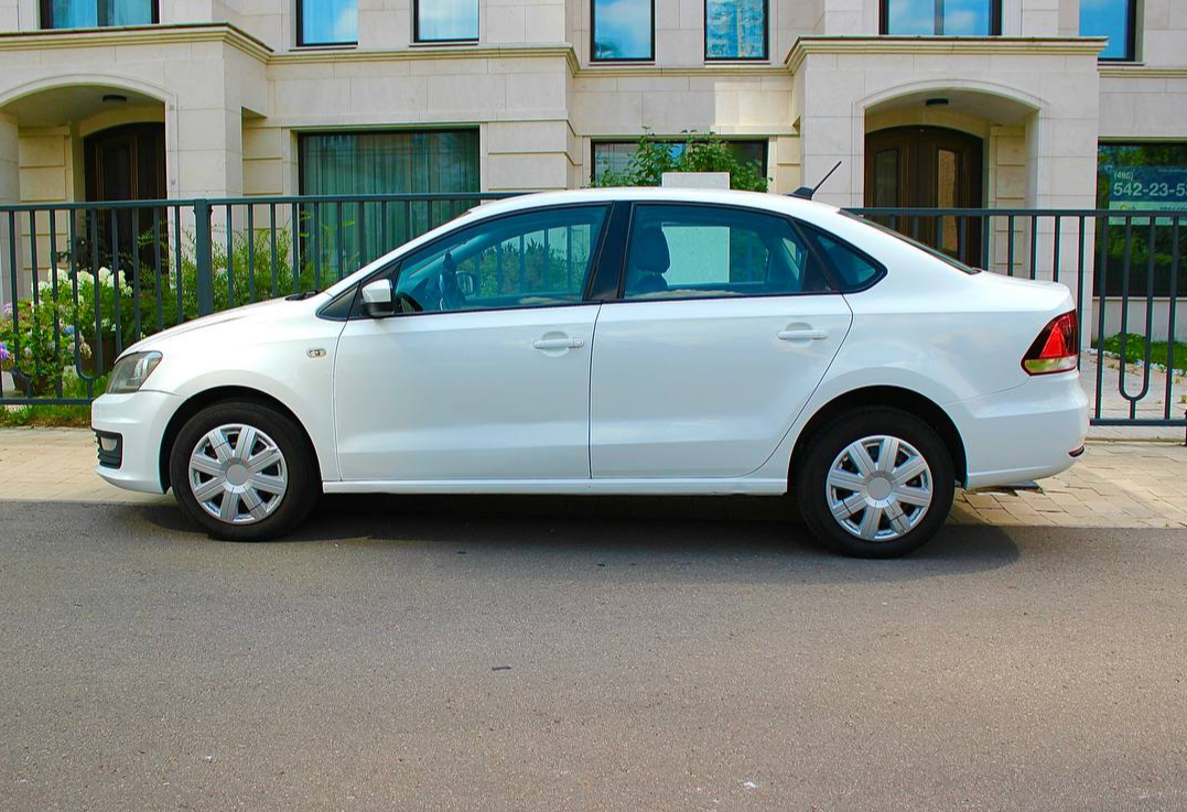 Аренда volkswagen polo эконом класса 2018 года в городе Москва Матвеевское от 2700 руб./сутки, передний привод, двигатель: бензин, объем 1.6 литров, каско (Мультидрайв), ОСАГО (Мультидрайв), без водителя, недорого, вид 2 - RentRide