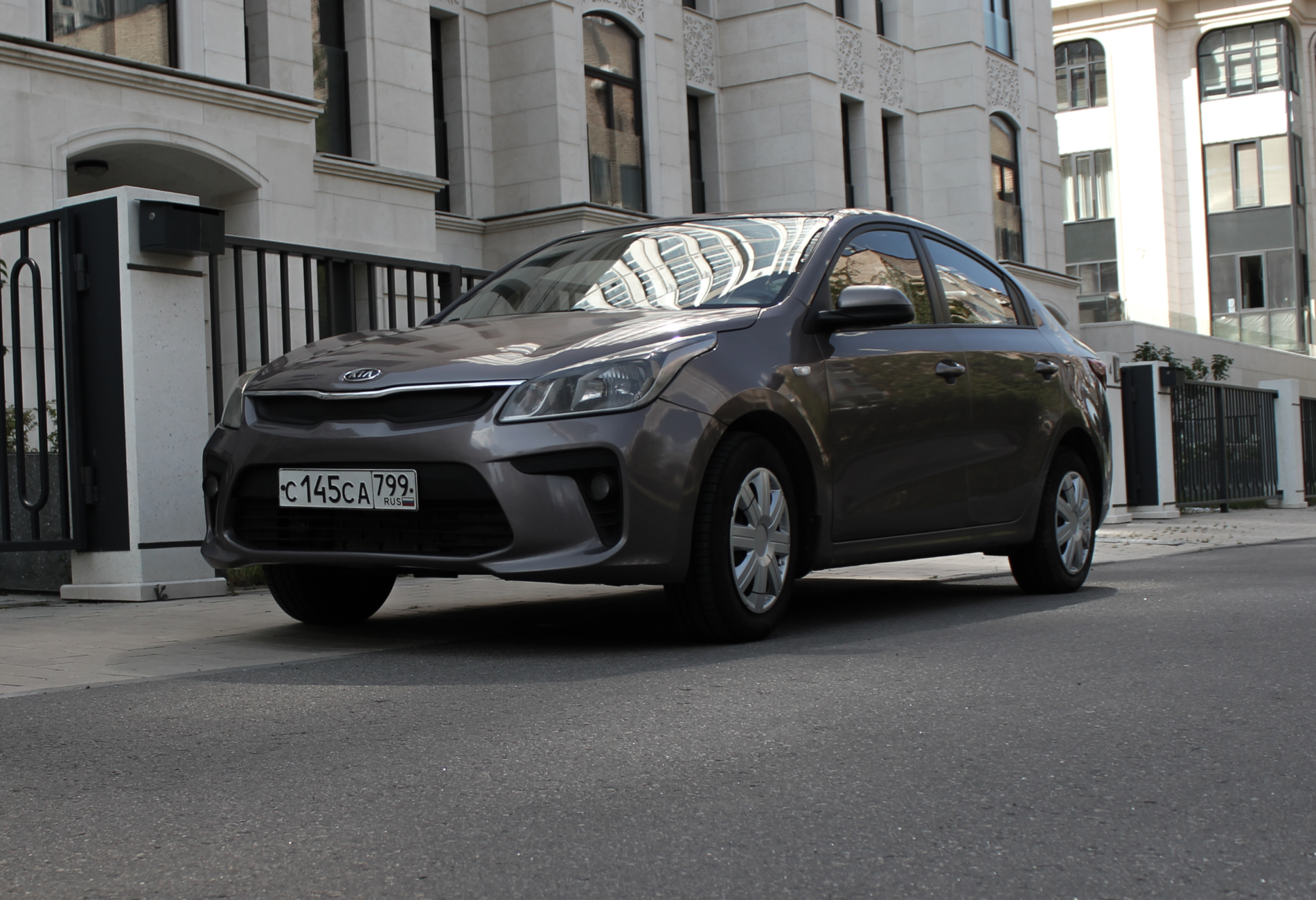 Аренда kia rio эконом класса 2019 года в городе Москва Матвеевское от 2800 руб./сутки, передний привод, двигатель: бензин, объем 1.6 литров, каско (Мультидрайв), ОСАГО (Мультидрайв), без водителя, недорого - RentRide