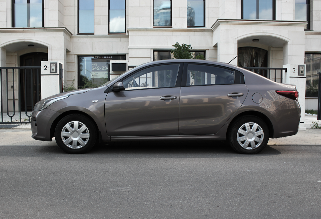 Аренда kia rio эконом класса 2019 года в городе Москва Матвеевское от 2800 руб./сутки, передний привод, двигатель: бензин, объем 1.6 литров, каско (Мультидрайв), ОСАГО (Мультидрайв), без водителя, недорого, вид 4 - RentRide