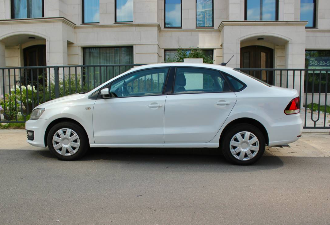 Аренда volkswagen polo эконом класса 2019 года в городе Москва Матвеевское от 2700 руб./сутки, передний привод, двигатель: бензин, объем 1.6 литров, каско (Мультидрайв), ОСАГО (Мультидрайв), без водителя, недорого, вид 2 - RentRide