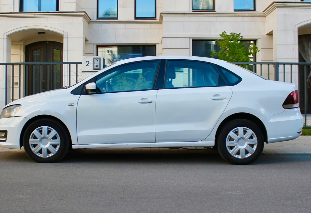 Аренда volkswagen polo эконом класса 2019 года в городе Москва Матвеевское от 2700 руб./сутки, передний привод, двигатель: бензин, объем 1.6 литров, каско (Мультидрайв), ОСАГО (Мультидрайв), без водителя, недорого, вид 2 - RentRide