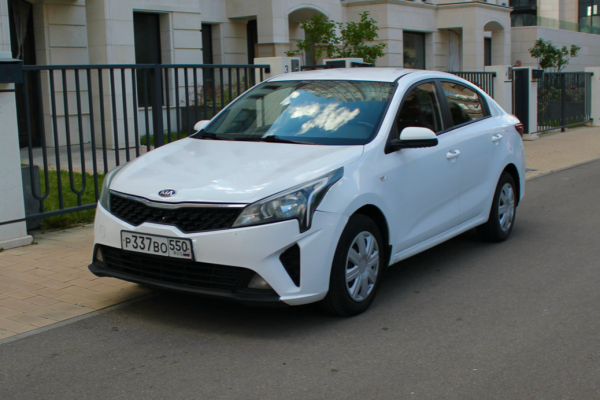 Прокат авто kia rio эконом класса 2021 года в городе Москва Матвеевское от 2800 руб./сутки, передний привод, двигатель: бензин, объем 1.4 литра, каско (Мультидрайв), ОСАГО (Мультидрайв), без водителя, недорого - RentRide