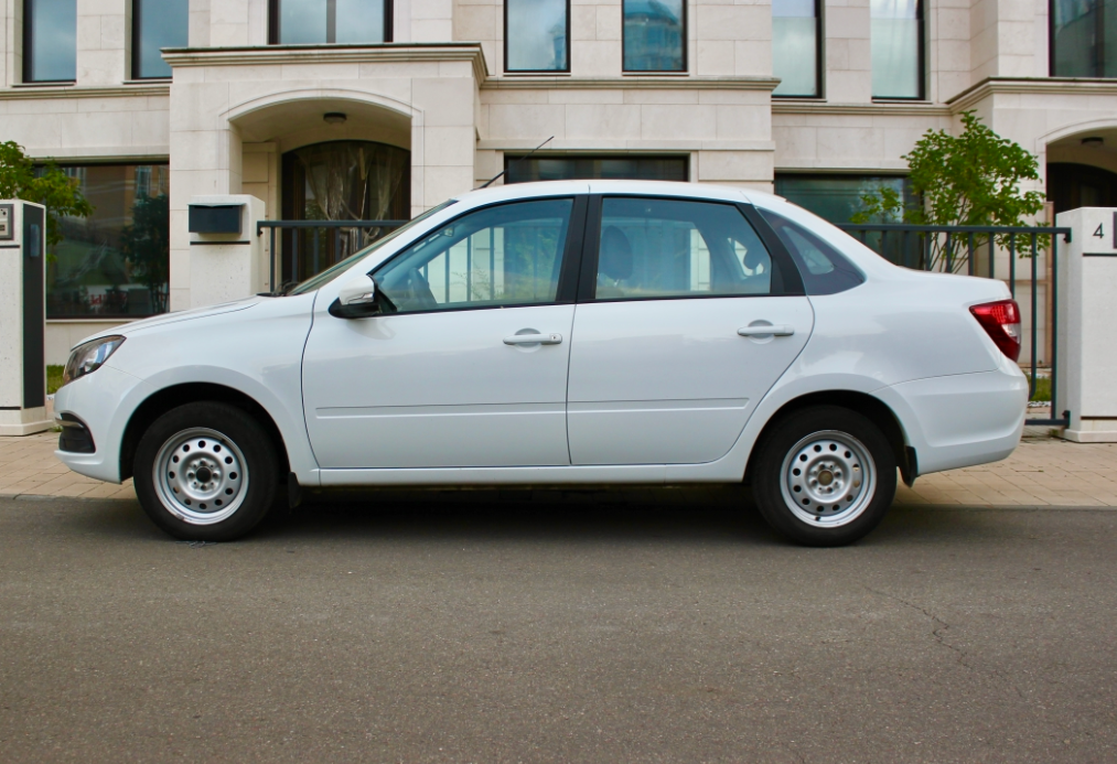 Аренда lada granta эконом класса 2024 года в городе Москва Матвеевское от 1800 руб./сутки, передний привод, двигатель: бензин, объем 1.6 литров, каско (Мультидрайв), ОСАГО (Мультидрайв), без водителя, недорого, вид 2 - RentRide