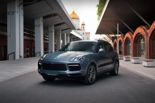 Прокат авто porsche cayenne премиум класса 2018 года в городе Москва Автозаводская от 15000 руб./сутки, полный привод, двигатель: бензин, объем 2.9 литров, каско (Мультидрайв), ОСАГО (Мультидрайв), без водителя, недорого - RentRide