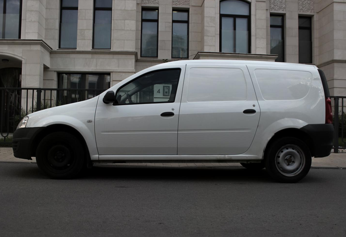 Аренда lada largus-furgon эконом класса 2020 года в городе Москва Славянский бульвар от 2700 руб./сутки, передний привод, двигатель: бензин, объем 1.6 литров, каско (Мультидрайв), ОСАГО (Мультидрайв), без водителя, недорого, вид 2 - RentRide
