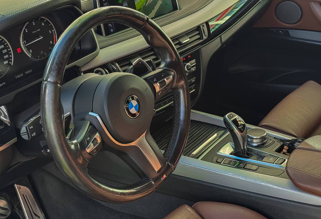 Аренда bmw x5 премиум класса 2018 года в городе Москва от 10000 руб./сутки, полный привод, двигатель: дизель, объем 3 литра, ОСАГО (Мультидрайв), без водителя, недорого, вид 4 - RentRide